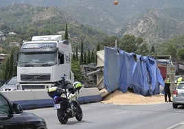 Imagen de la carga de arena del camión volcada en la carreteras.
