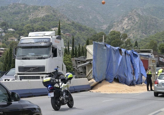 Imagen de la carga de arena del camión volcada en la carreteras.