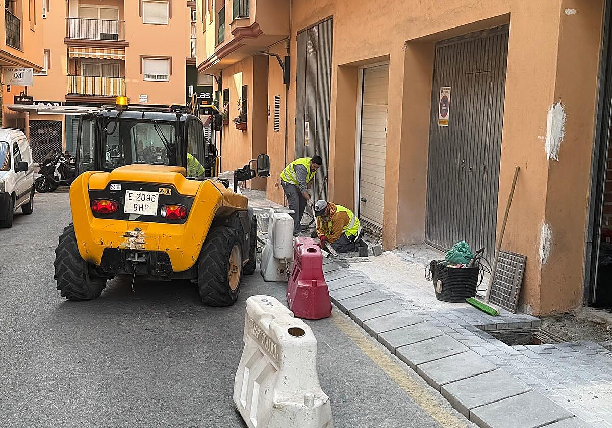 Obras municipales en una calle de Mijas, en una imagen de archivo.