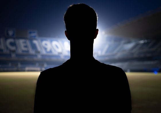 La silueta de un jugador del Málaga, que parece David Larrubia, en La Rosaleda.
