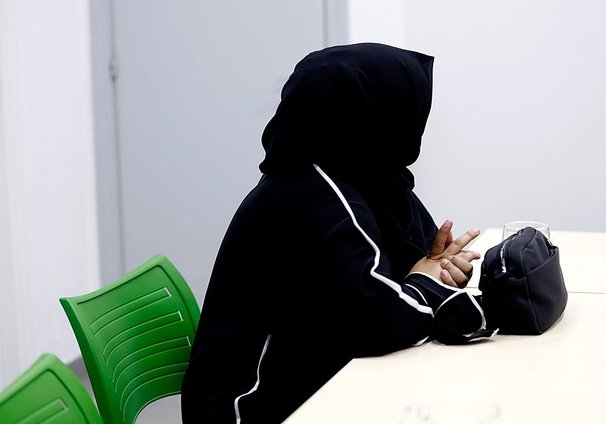 Ibaa (nombre figurado), durante la reunión con SUR en las oficinas de CEAR en Málaga.