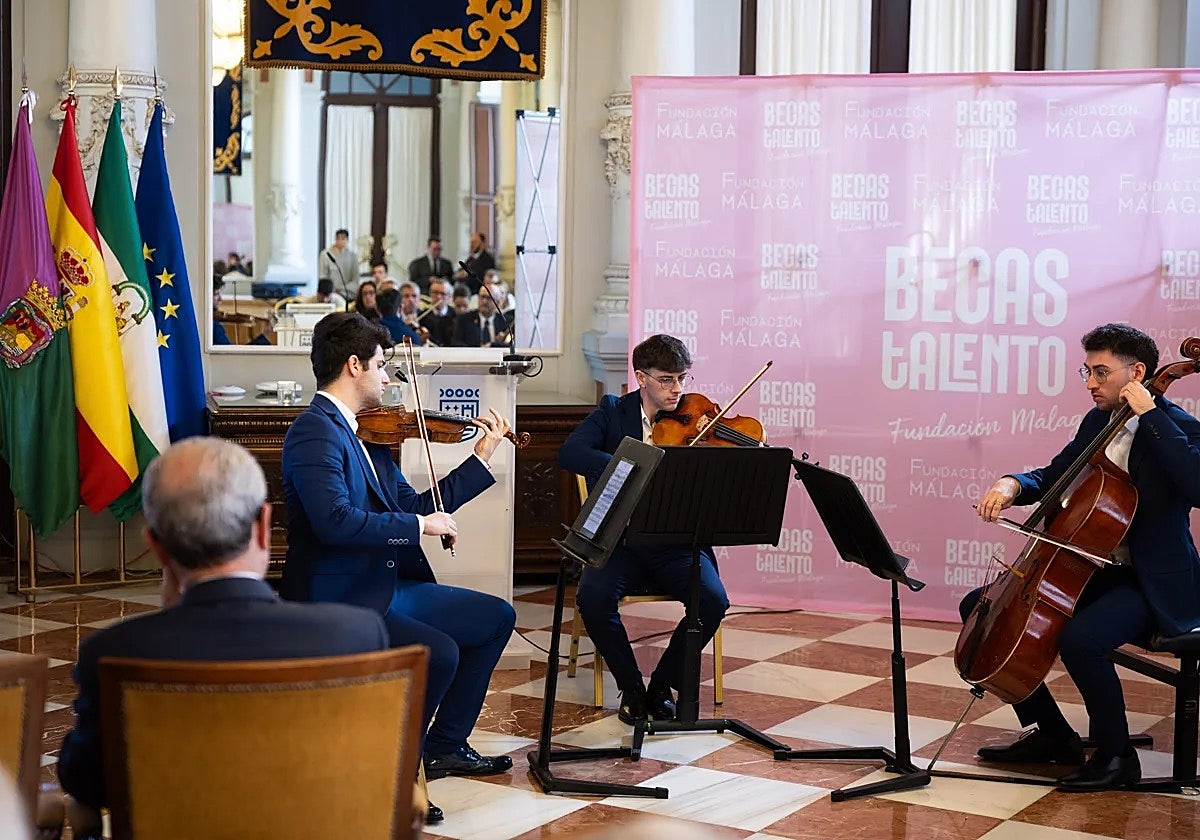 Los músicos Pablo Torés, Santiago Torés e Ismael Bonilla, receptores de las Becas Talento en el curso pasado, cierran la presentación de la nueva edición de las ayudas.