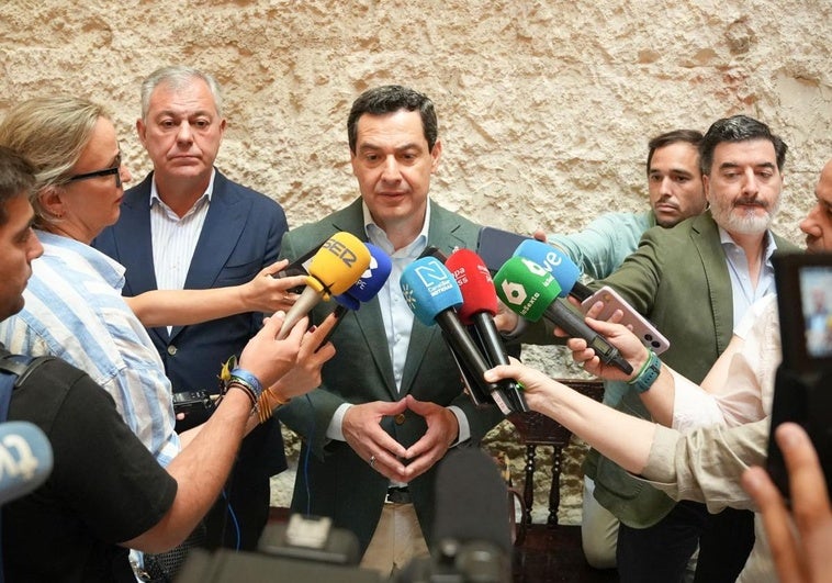 Juanma Moreno carga contra Montero tras «poner la mano en el fuego» por Cerdán: «¿Trapicheaban a su alrededor y no sabía nada?»