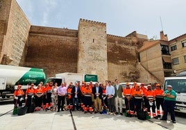 El alcalde y ediles del gobierno bipartito, de PP y GIPMTM, este viernes en la plaza de la Constitución.