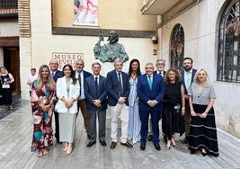 Baca y los miembros de su candidatura a las puertas del Museo Revello de Toro.