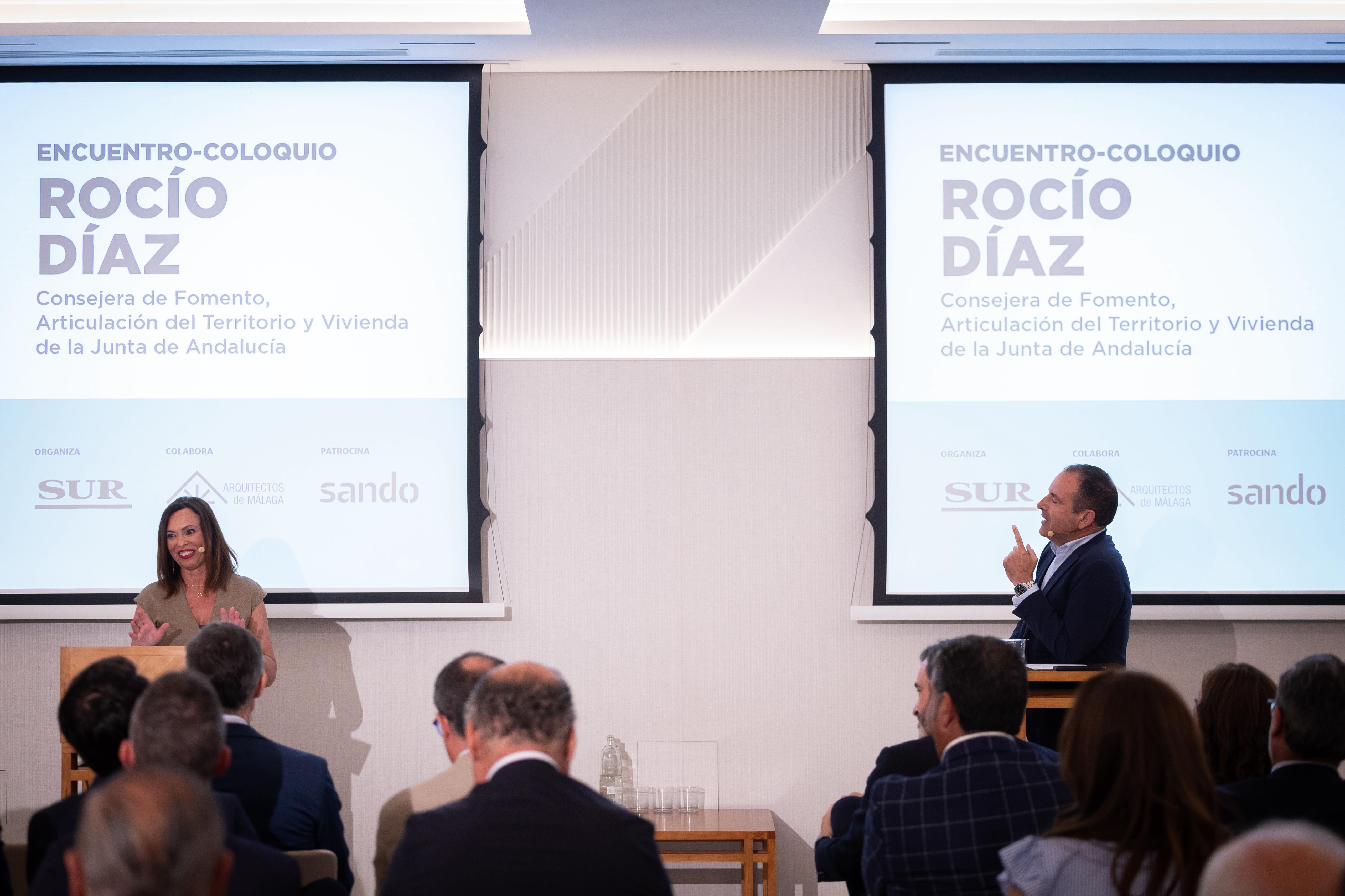 Coloquio entre la consejera de Fomento, Rocío Díaz, con el director de SUR, Manolo Castillo