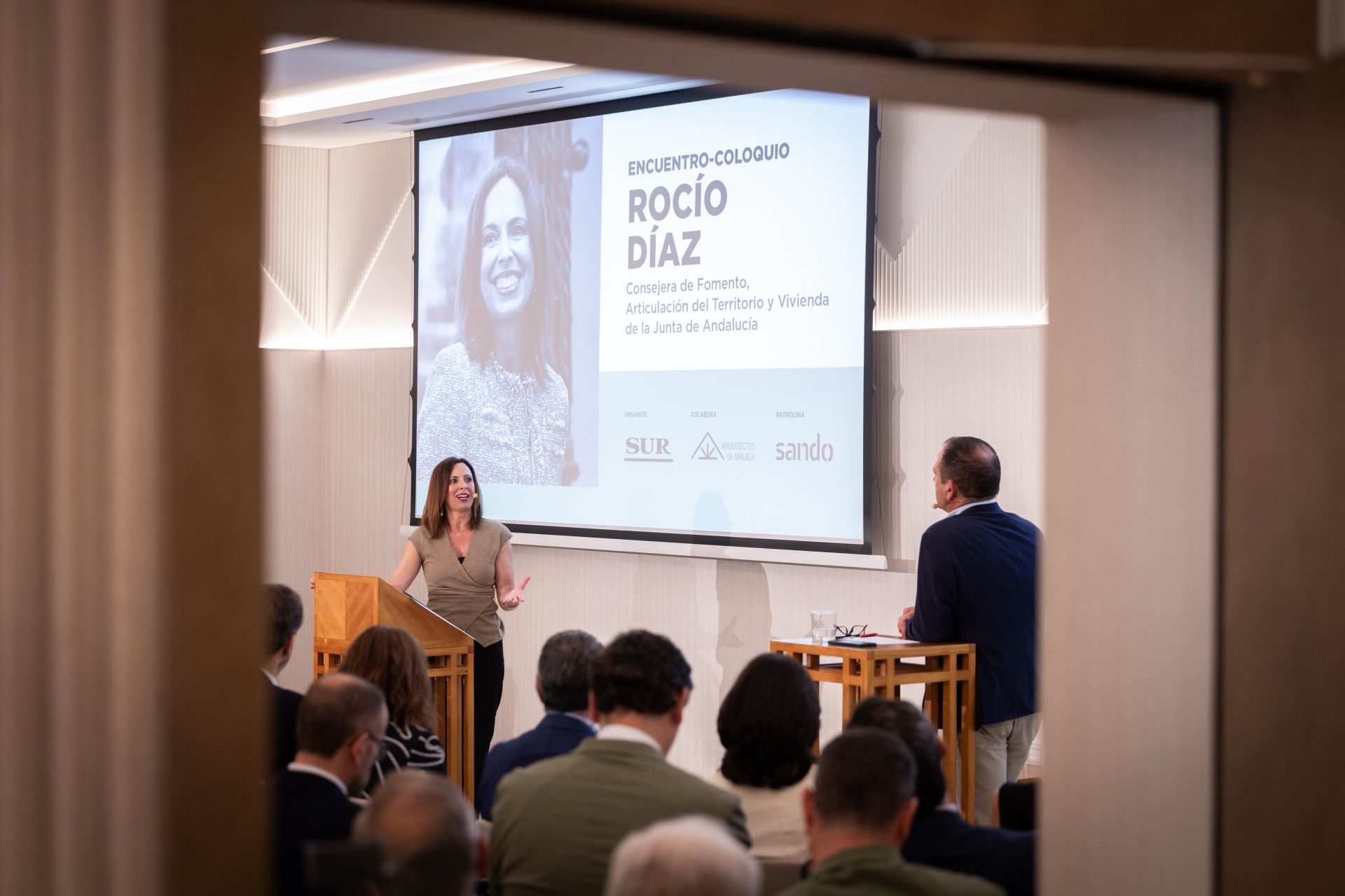 Coloquio entre la consejera de Fomento, Rocío Díaz, con el director de SUR, Manolo Castillo