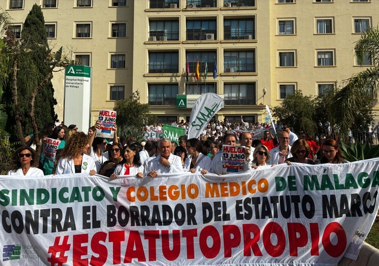 Imagen de la concentración en las escalinatas del Hospital Regional.