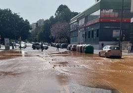 Imagen de la avenida tras el reventón de la tubería.