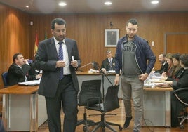 El jeque Al-Thani, junto a su intérprete durante el juicio del 'caso BlueBay'.