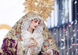 La Virgen de la Trinidad recibió varias petaladas durante su procesión de alabanza.