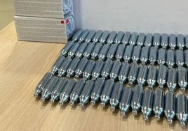 Imagen de las botellas de óxido nitroso intervenidas durante la actuación policial.