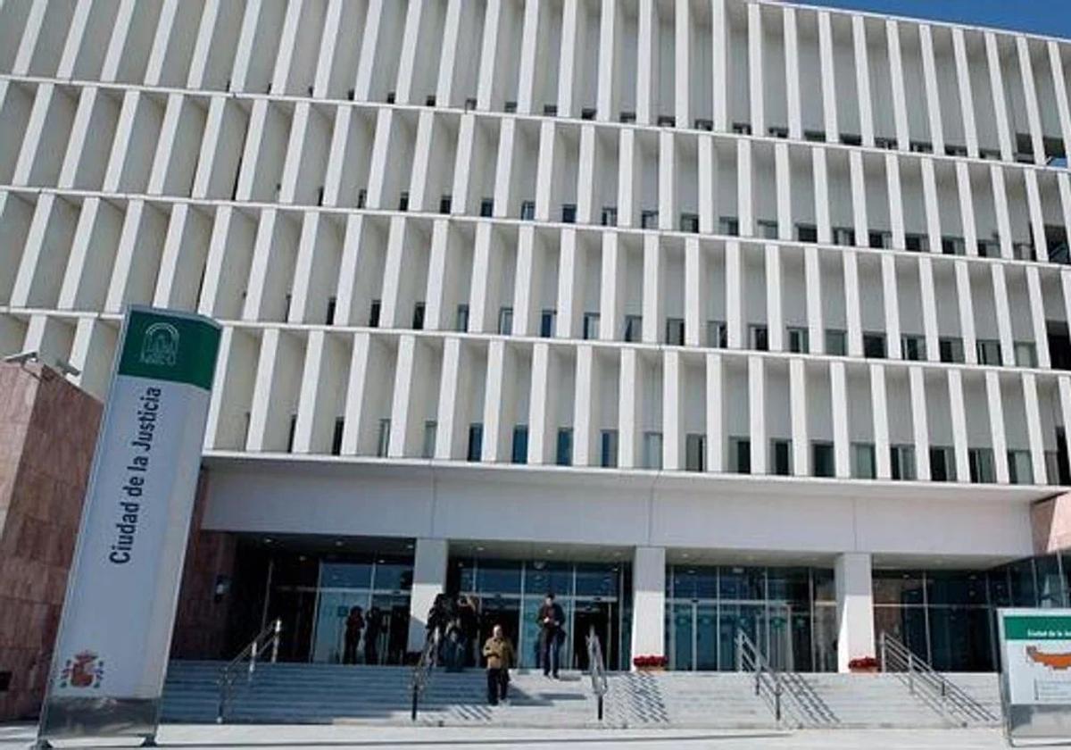 Piden 17 años de cárcel para un joven acusado de abusar de su primo y grabarlo en vídeo