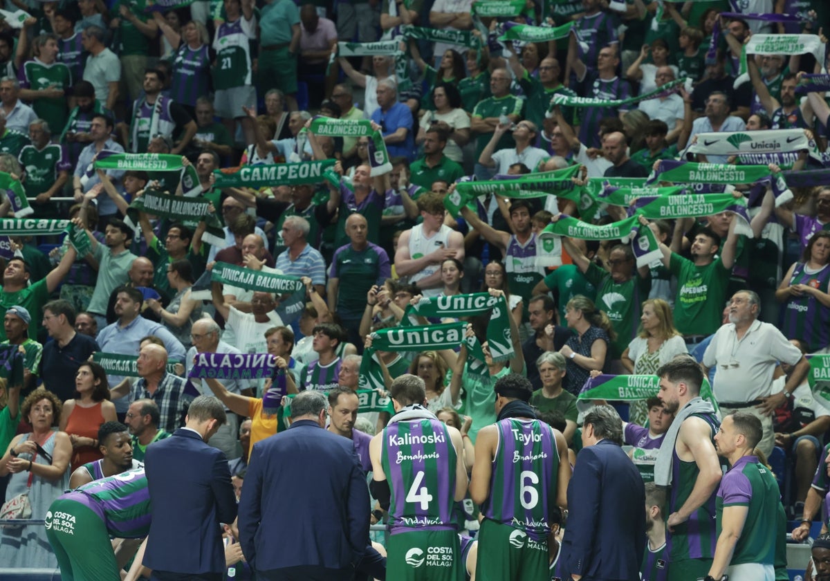 El equipo con la afición de fondo durante un tiempo muerto.
