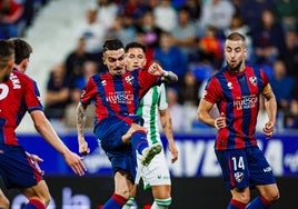 Joaquín dispara a portería en un partido de esta última temporada con el Huesca.