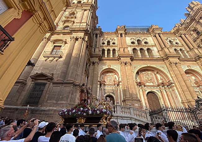 Los Patronos de Málaga, a su paso por la puerta principal de la Catedral.