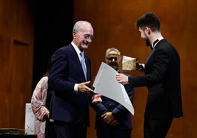 De la Torre entrega la certificación de ganador del certamen a Dugalic.