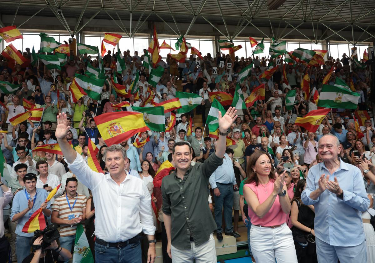 Imagen principal - Feijóo insiste desde Málaga en pedir elecciones para «dar una oportunidad a la buena política»