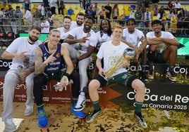 Los jugadores del Unicaja posan con el trofeo de la Copa ganado en Las Palmas.