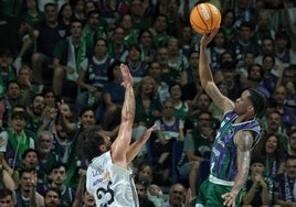 Carter se eleva sobre Llull para lanzar a canasta.