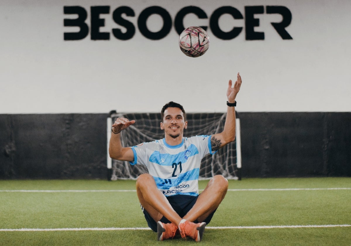 Óscar, posando para SUR esta semana en las instalaciones de Besoccer, donde trabaja.