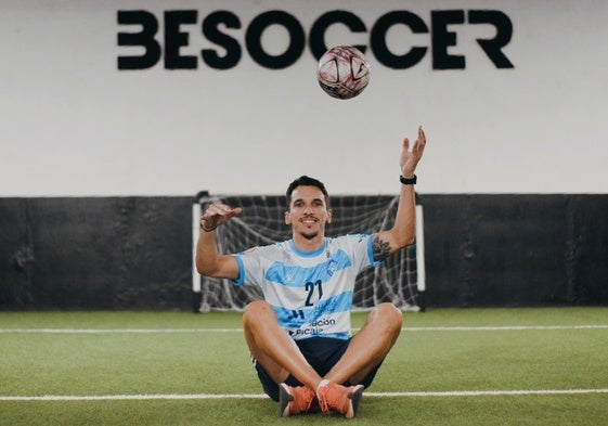 Óscar, posando para SUR esta semana en las instalaciones de Besoccer, donde trabaja.