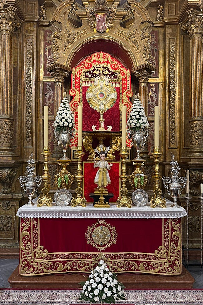 Altar de cultos para el triduo eucarístico de este año.