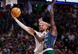 Momento en el que el codo de Musa impacta en el rostro de Perry.