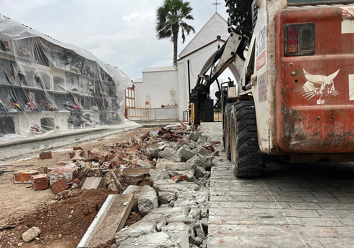 Los primeros trabajos realizados en el cementerio municipal.