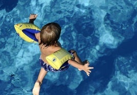 El color del bañador de tu hijo puede salvarle la vida: este es más peligroso