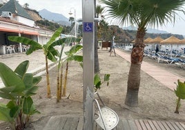 Una ducha en funcionamiento, este pasado lunes en la playa nerjeña de Burriana.