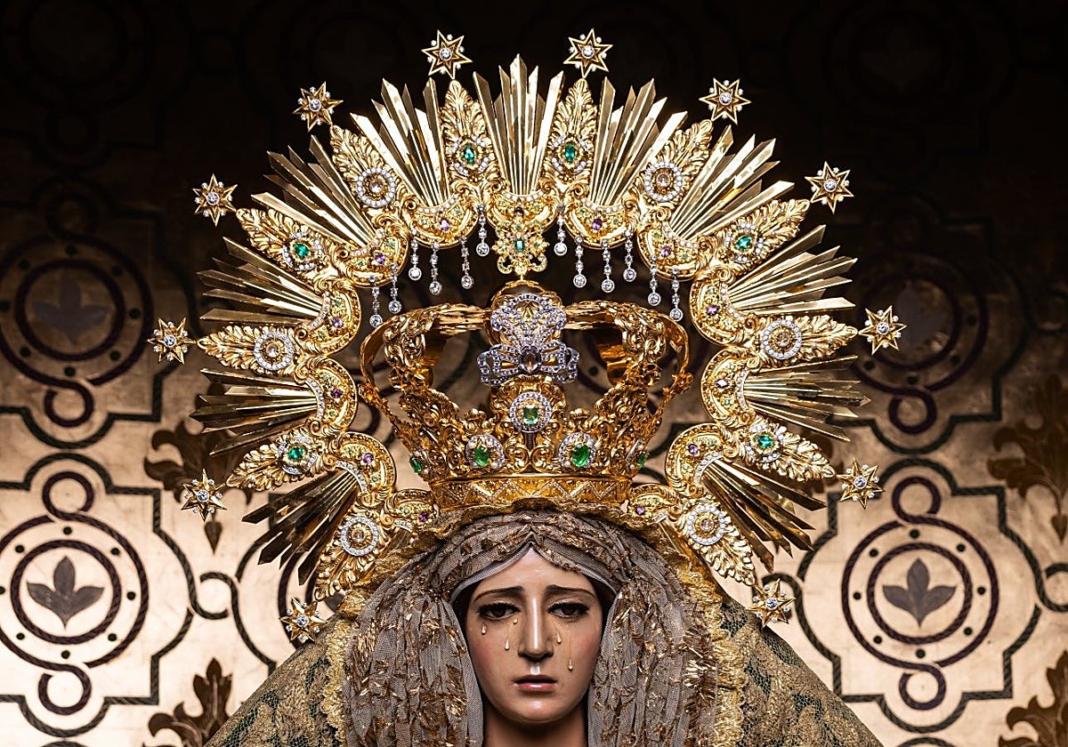 La Virgen de la Esperanza, con la nueva presea, este lunes, en su basílica.