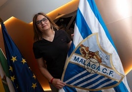Estrella Díaz posa con una bandera del Málaga tras hacerse oficial que será la nueva directora deportiva de la sección femenina.