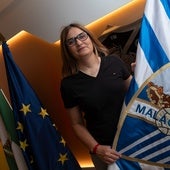 Estrella Díaz posa con una bandera del Málaga tras hacerse oficial que será la nueva directora deportiva de la sección femenina.