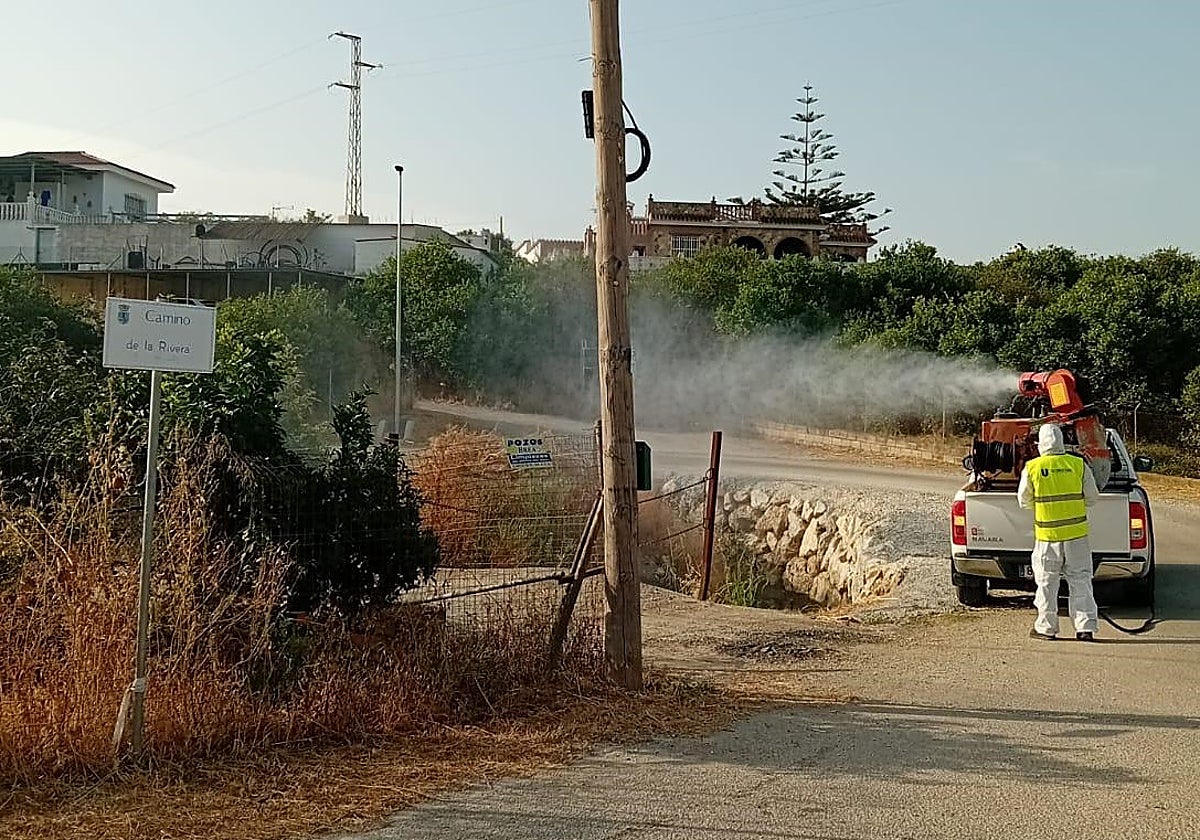 Fumigación en el camino de la Rivera.