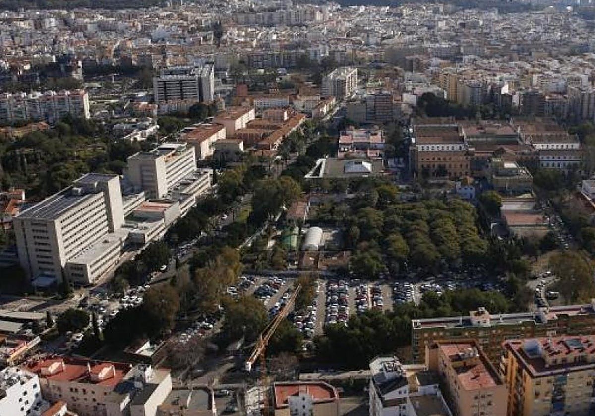 Imagen aérea de la zona en la que se construirá el tercer hospital, en el aparcamiento del Civil.