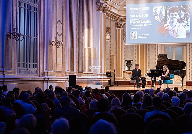 Numeroso público llenó la sala para escuchar hablar y tocar a Marcos Castilla, junto a Regina Sotorrío.