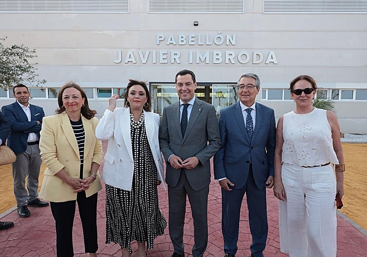 Autoridades en la inauguración del pabellón de Torremolinos este lunes.