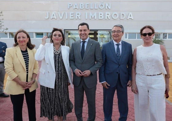 Autoridades en la inauguración del pabellón de Torremolinos este lunes.