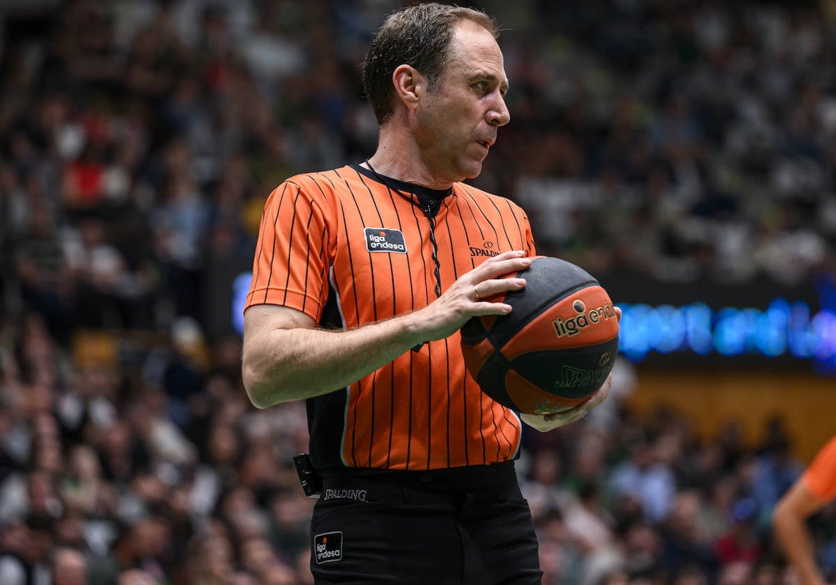 Los árbitros del cuarto partido entre el Unicaja y el Real Madrid