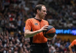 Los árbitros del cuarto partido entre el Unicaja y el Real Madrid