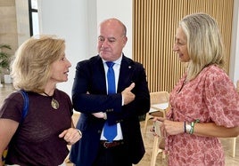 La concejal de Sanidad, María Enrile, el alcalde Manuel Barón y la consejera de Salud, Rocío Hernández este lunes en Antequera