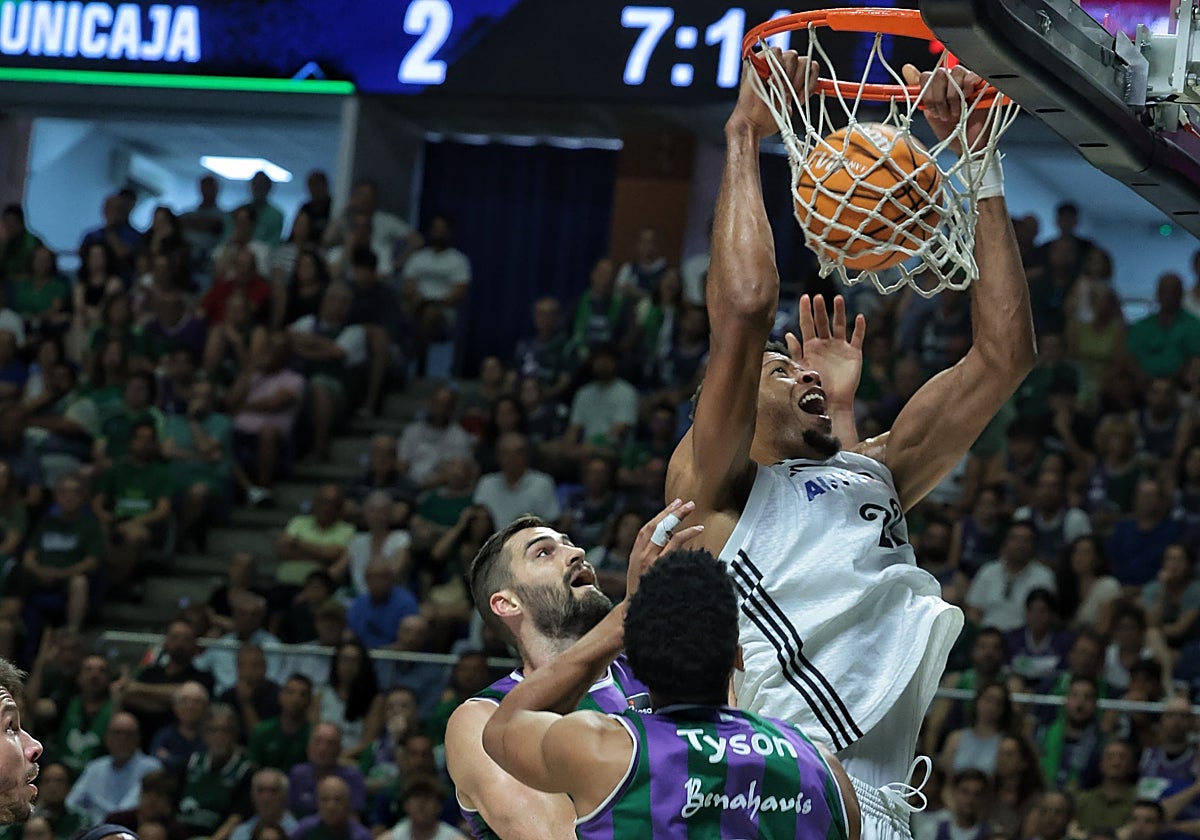 Tavares machaca ante Kravish y Pérez.