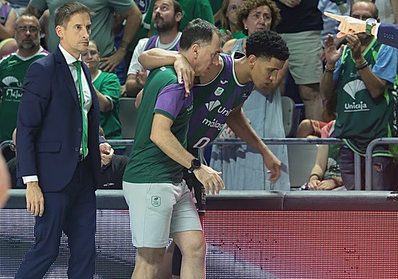 Tyson Pérez abandona la pista lesionado.