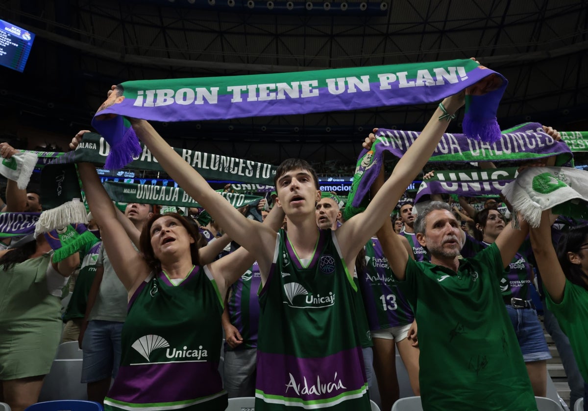 Aficionados del Unicaja, durante el tercer partido jugado en Málaga.