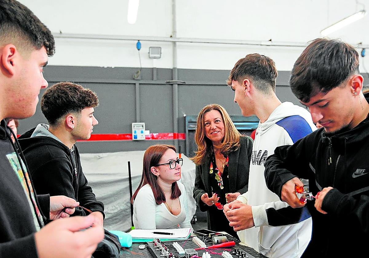 Alumnos de FP con la consejera de Desarrollo Educativo, María del Carmen Castillo.