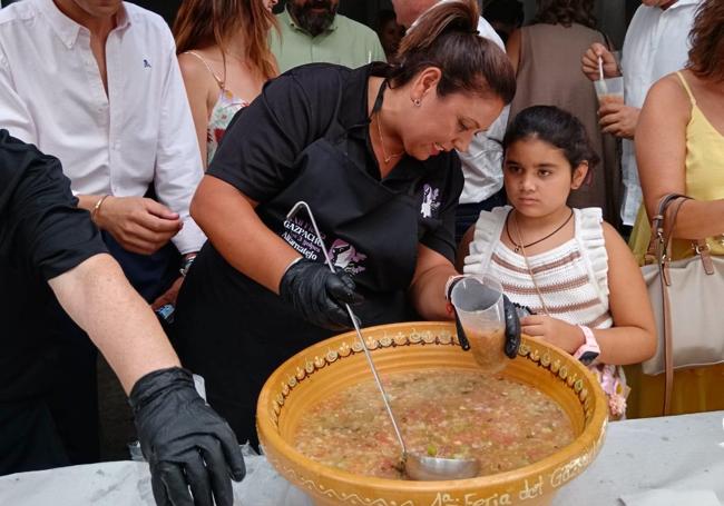 Reparto del gazpacho de los tres golpes.