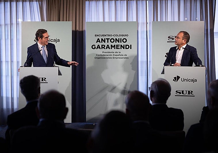 El presidente de la CEOE, Antonio Garamendi, y el director SUR, Manolo Castillo, que ha conducido el acto.
