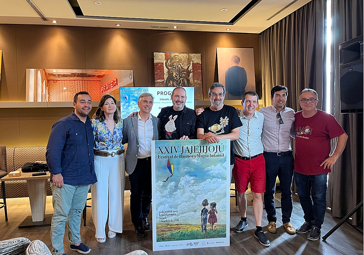 Miembros de la organización, patrocinadores y voluntarios de AVOI, durante la presentación en el AC Hotel Málaga Palacio.