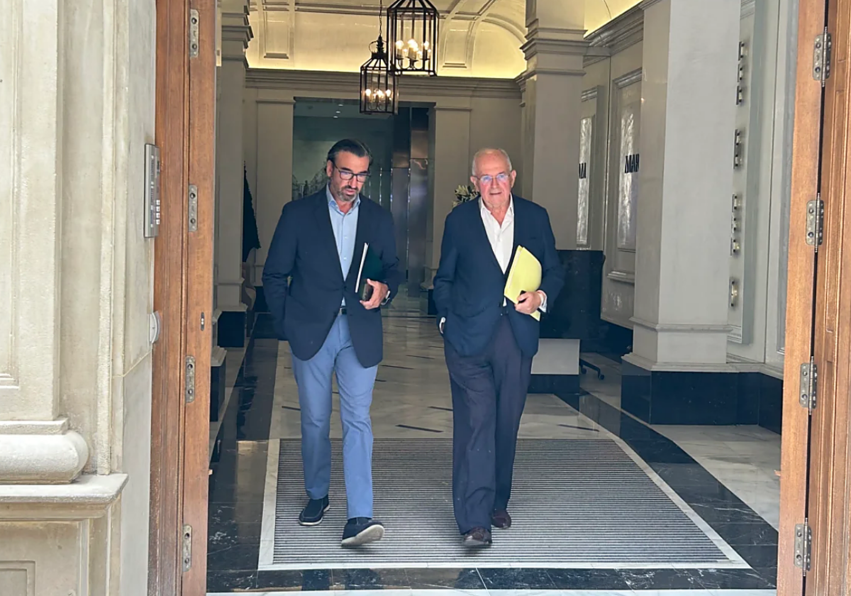 Javier García Macías y José Carlos Aguilera, abogados de BlueBay, tras la junta de NAS Spain de 2024.